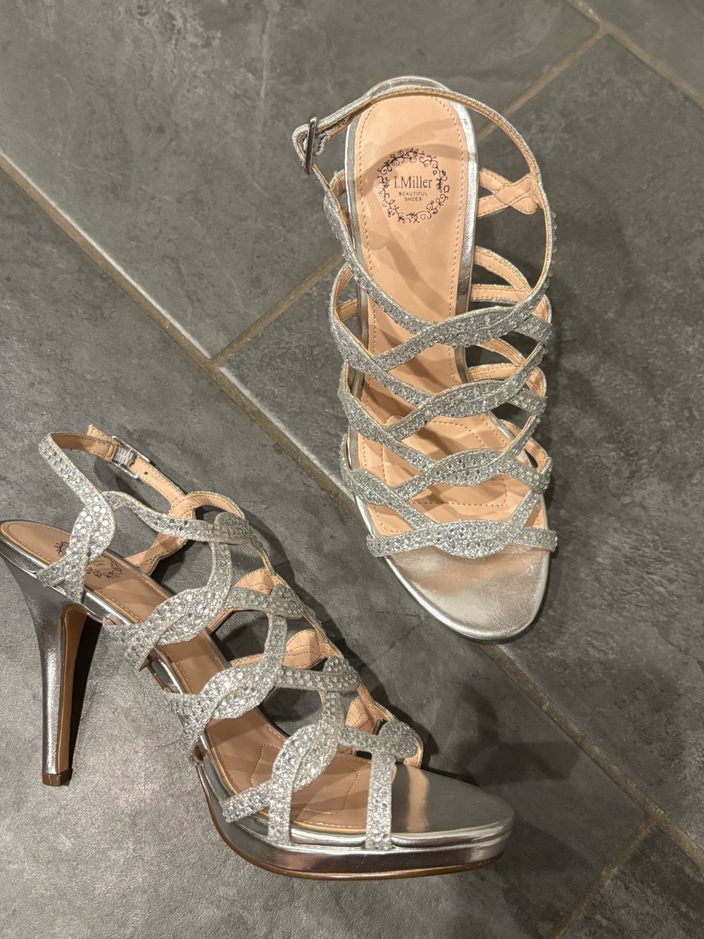 I Miller beautiful shoes women’s silver heels size 8.5